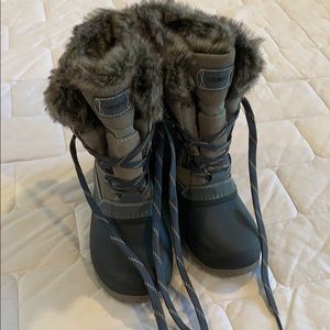 Ladies rain/snow boots with fur